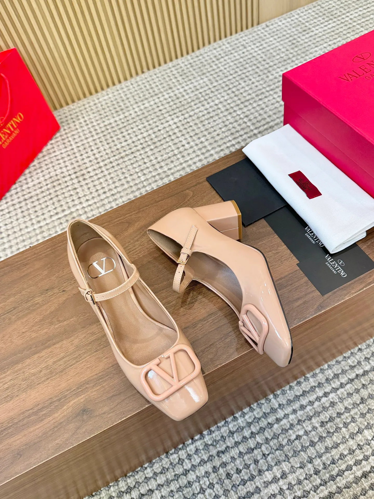 👟👟Ex-factory price 460👟👟 Genuine leather sole + 40 Valentino. Large v-buckle sandals ㊙️Latest series of counters Authentic grade version with perfect details. Authentic products are made one to one. All details are consistent with genuine ones. The upper foot is very pedicure type. The key point is that it is very good and easy to control. It does not grind the feet and does not tire the feet. Walking artifact, exclusive mold opening. The highest version on the market. Fabric: imported mixed sheepskin, lining and foot pads are all sheepskin. Code number (34 to 42) Customized sizes 34 and 42 are non-returnable and non-exchangeable. Heel height: 7.5CM. Rubber sole, leather sole +40
